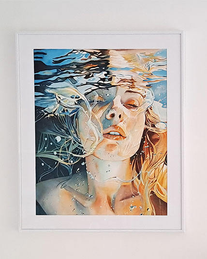 Aquarelle de Julie Vigneron représentant un portrait de femme sous l’eau, yeux clos, encadrée sous verre