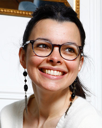 Julie Vigneron, artiste aquarelliste et illustratrice engagée, souriante
