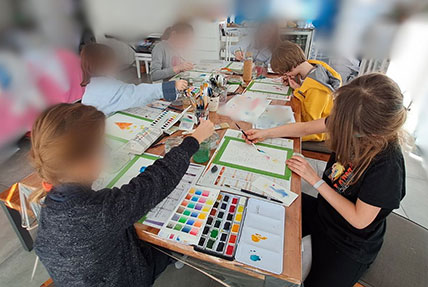 Groupe d’enfants et adolescents peignant à l’aquarelle chez Julie Vigneron à Camphin-en-Pévèle
