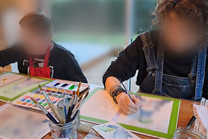 Duo parent-enfant peignant à l’aquarelle le même modèle lors d’un atelier à Camphin-en-Pévèle