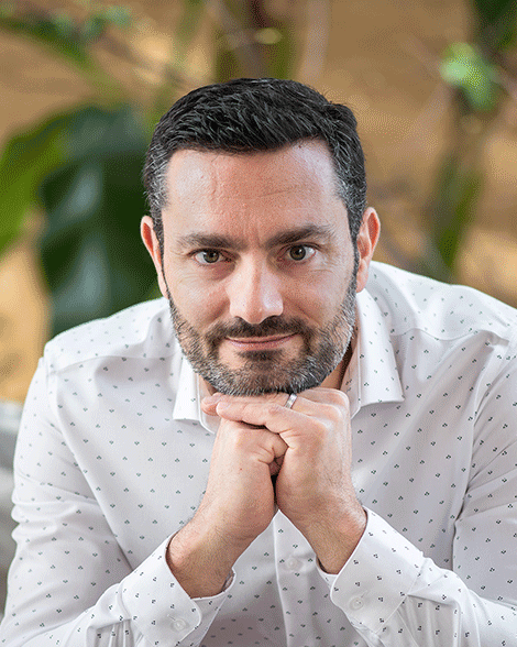 gif montrant le processus de création d'un portrait corporate depuis la photo de référence jusqu'à l'illustration finale.