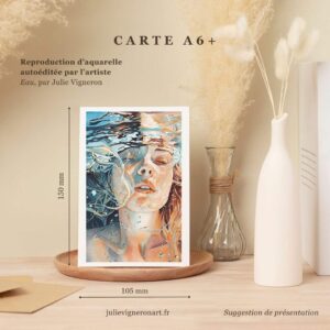 Carte postale reproduction d’aquarelle portrait de femme avec l'élément eau posée sur une table avec papeterie et fleurs séchées