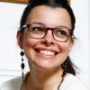 Julie Vigneron, artiste aquarelliste et illustratrice engagée, souriante