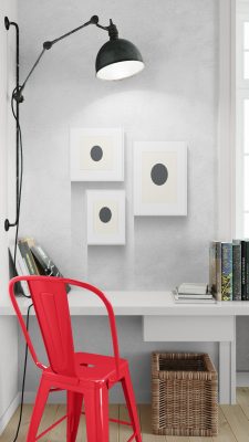 photo d'un bureau avec 3 tableaux accrochés au mur pour en évaluer la taille