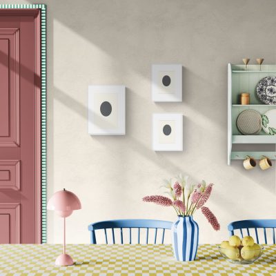 photo d'une cuisine avec 3 tableaux accrochés au mur pour en évaluer la taille