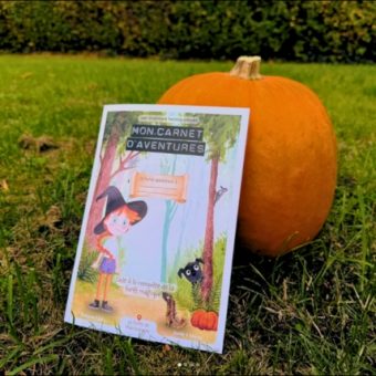 Livret-jeu illustré pour Cœur d'Ostrevent, couverture avec une petite fille rousse en chapeau de sorcière à l'orée de la forêt