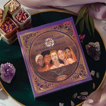 Boîte de l’oracle « Oracle de rituels lunaires avec les huiles essentielles » illustrée par Julie Vigneron, entourée de cristaux, tissus satinés et fleurs séchées