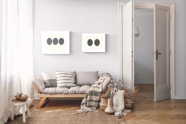 photo d'un salon avec 2 tableaux accrochés au mur pour en évaluer la taille